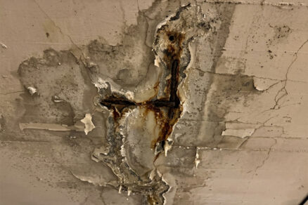 Korózia výstuže a degradácia betónu spôsobená dlhodobým priesakom vody