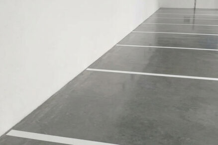 Zrekonštruovaná podzemná garáž s novou podlahou a čistými stenami bez priesakov