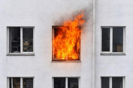 Požiar bytu šíriaci sa cez okno na fasádu bytového domu