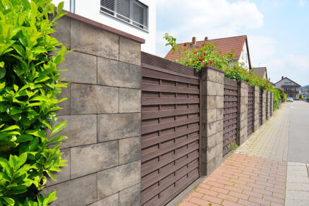 oplotenie z tvárnic Granublok s drevenou výplňou pri rodinnom dome