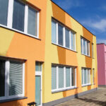 Farebná fasáda bytového domu so zatepľovacím systémom ETICS