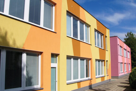 Farebná fasáda bytového domu so zatepľovacím systémom ETICS