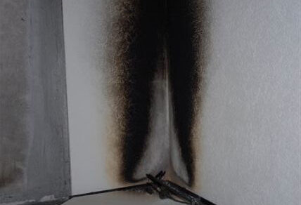 Poškodenie steny po požiari a šírenie plameňa po povrchu konštrukcie