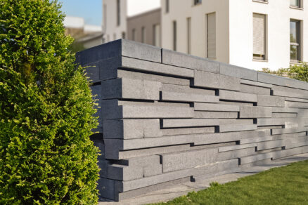 moderný betónový plot Zen s horizontálnym vzorom pri rodinnom dome