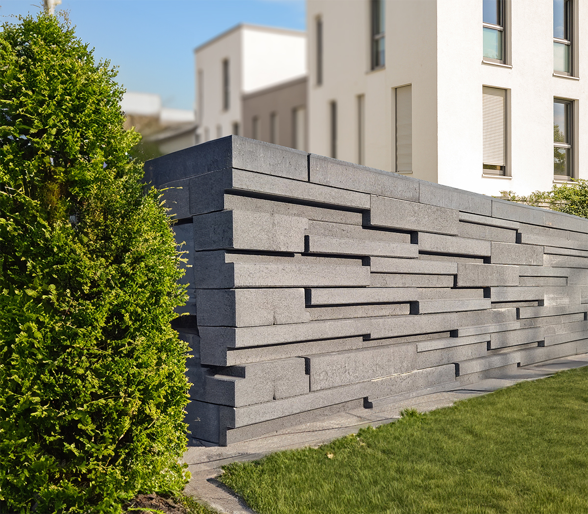 Plot Zen s horizontálnym ukladaním tvárnic vytvára výrazný priestorový efekt a dopĺňa minimalistickú architektúru domu.