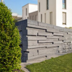 Moderný betónový plot z tvárnic pri rodinnom dome