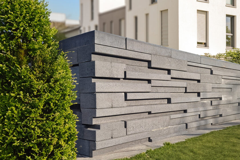 Moderný betónový plot z tvárnic pri rodinnom dome