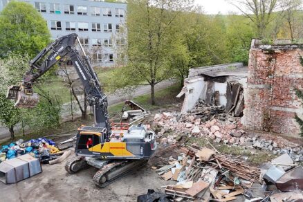 Búranie objektu bývalej plavárne v areáli Elektrovodu v Bratislave-Záhorskej Bystrici.