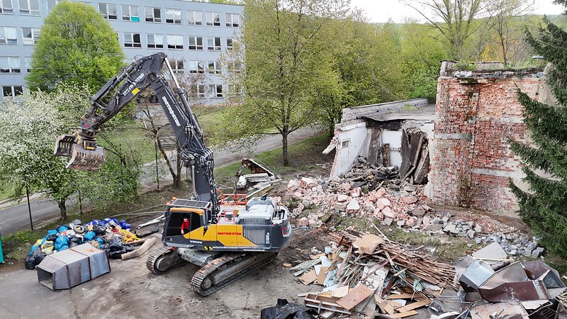 Búranie objektu bývalej plavárne v areáli Elektrovodu v Bratislave-Záhorskej Bystrici.