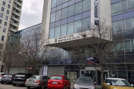 Budova na Jarabinkovej ulici v Bratislave, kde spolu sídlia Mestský súd Bratislava III a Mestský súd Bratislava IV.
