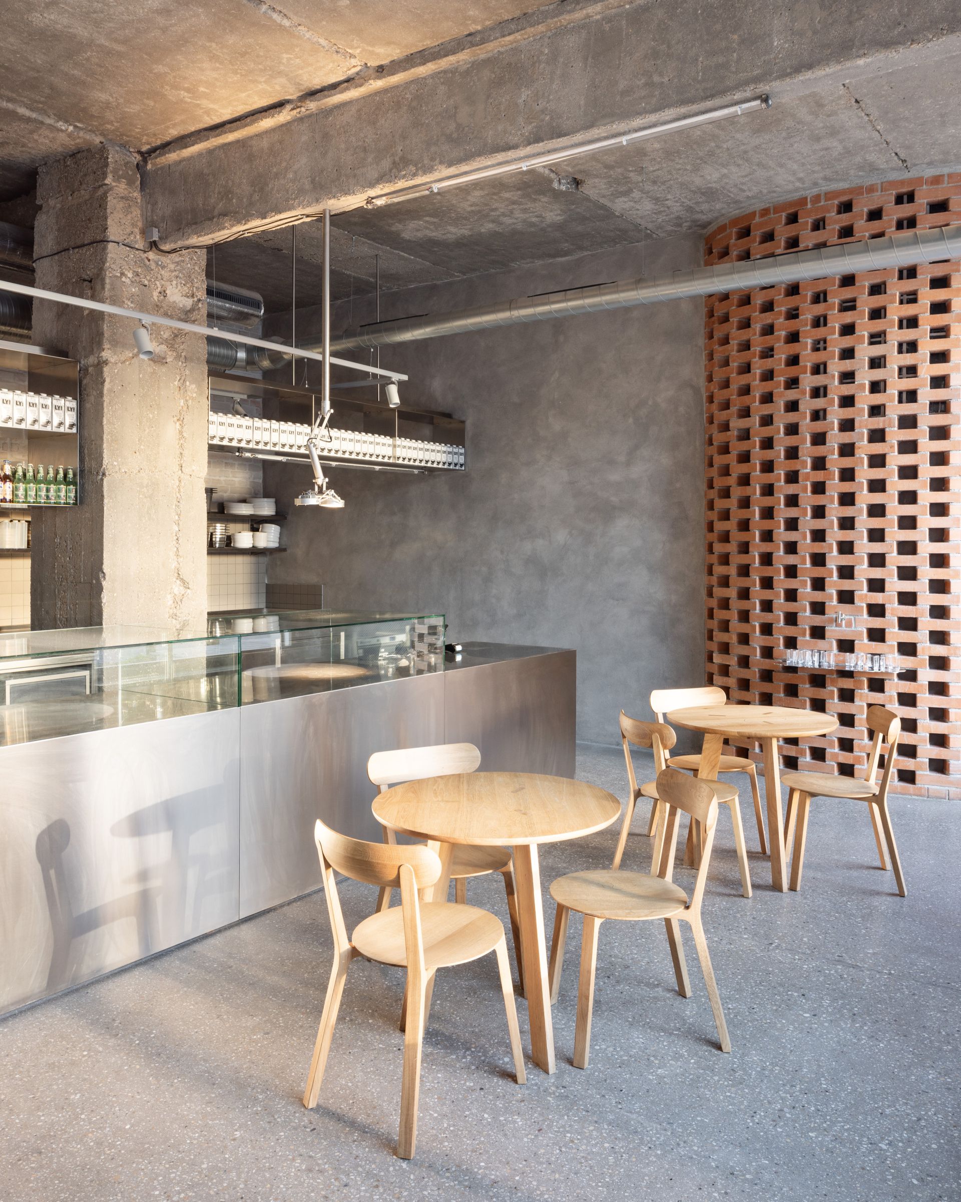 Hoci sa značka sústredí prevažne na interiéry rezidenčných projektov, jej produkty nájdeme aj v rôznych prevádzkach, napríklad v remeselnej pekárni Buny v Bratislave, ktorá bola nominovaná na cenu CE ZA AR 2025 v kategórii Interiér. 