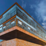 corten fasáda na modernej administratívnej budove s patinou