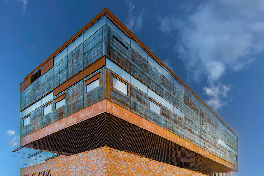 corten fasáda na modernej administratívnej budove s patinou