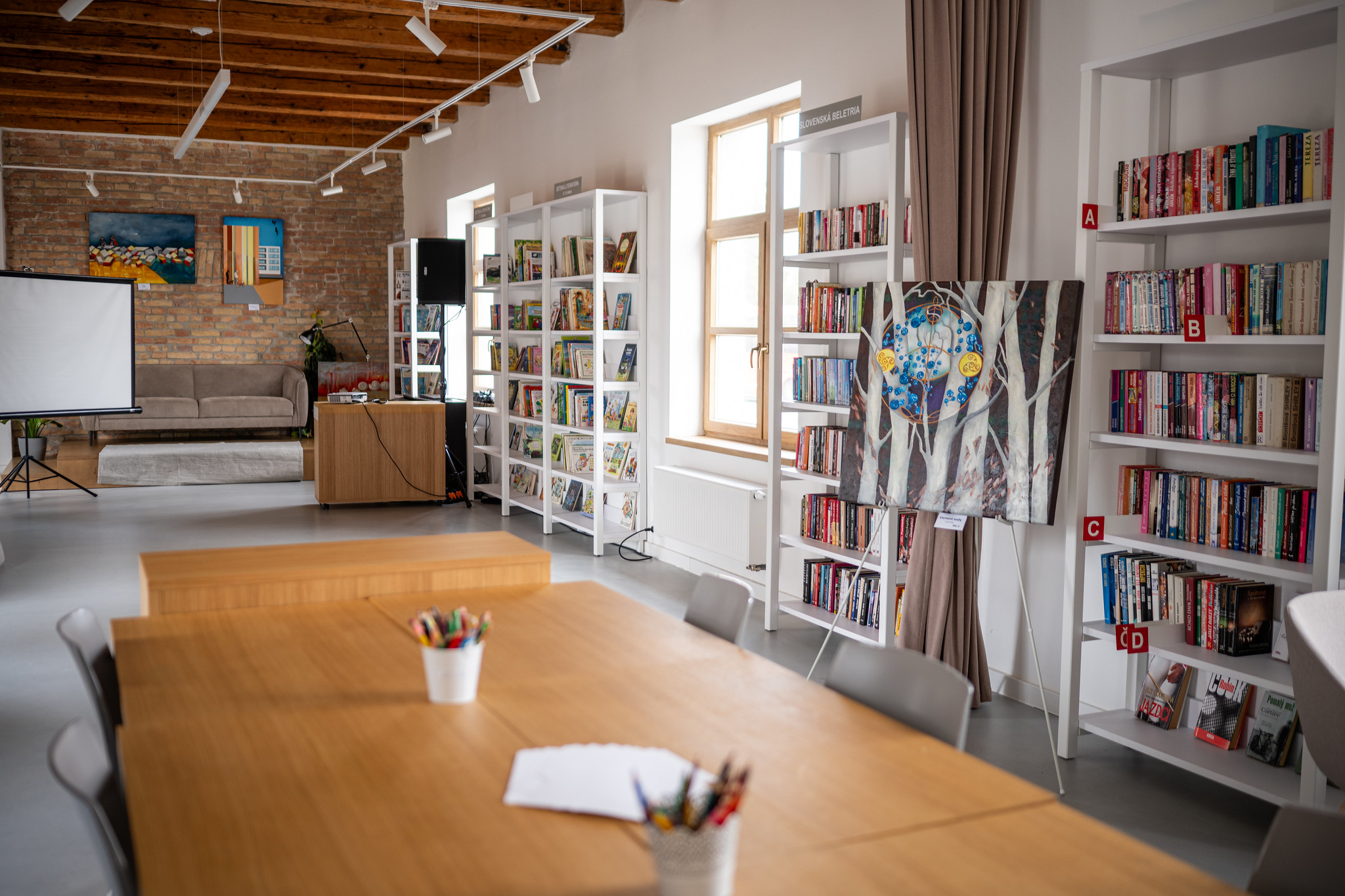 Chátrajúca budova v Dunajskej Lužnej našla opätovné využitie.