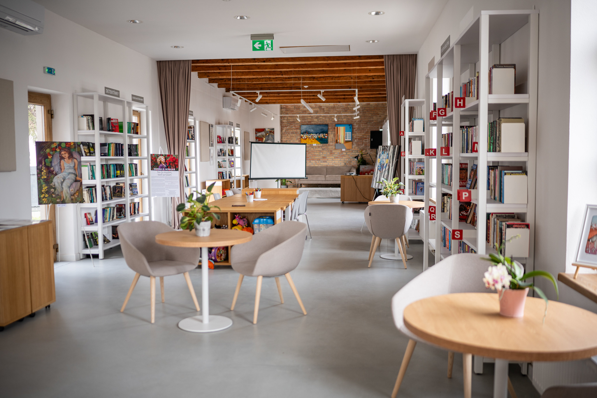 Chátrajúca budova v Dunajskej Lužnej našla opätovné využitie.