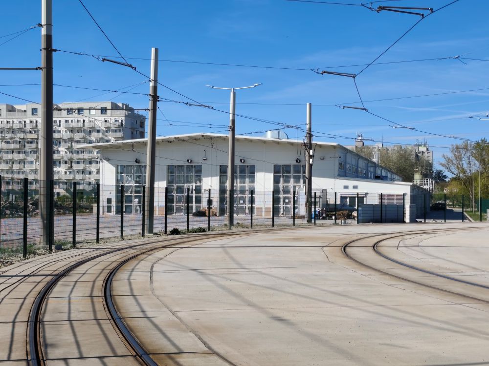 Hala dennej kontroly pre električky je už postavená v susedstve konečnej zastávky Južné mesto v Bratislave-Petržalke.