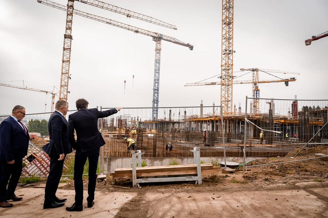 V októbri 2025 sa ministerstvo chválilo rekordným tempom výstavby novej nemocnice. 