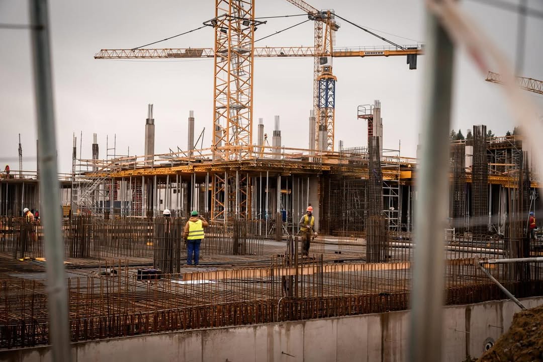 V októbri 2025 sa ministerstvo chválilo rekordným tempom výstavby novej nemocnice. 