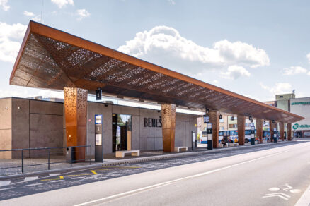 corten prístrešok autobusovej zastávky s perforovaným podhľadom