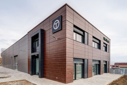 administratívna budova s fasádou z cortenu a moderným dizajnom