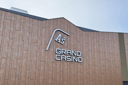 fasáda budovy s imitáciou cortenu a výrazným logom