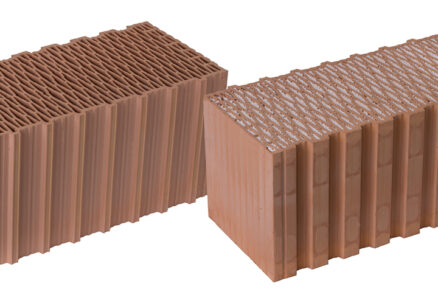 Neplnená brúsená tehla HELUZ Family a tehla HELUZ Family 2in1 plnená polystyrénovými guličkami.