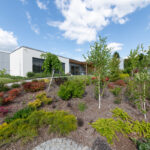 Moderný rodinný dom s jednovrstvovým murivom a upravenou záhradou