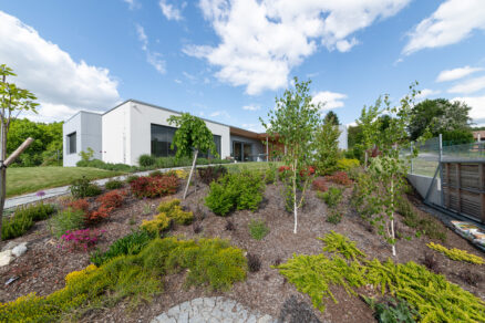 Moderný rodinný dom s jednovrstvovým murivom a upravenou záhradou