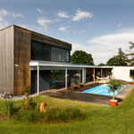 Moderná drevostavba s drevenou fasádou a bazénom ako ekologické riešenie bývania