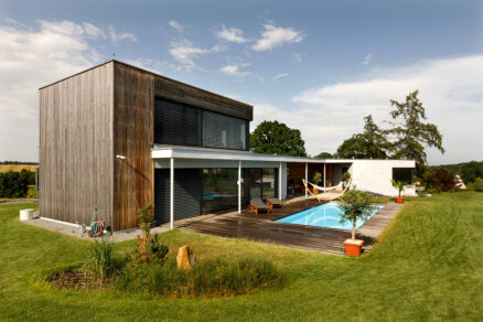 Moderná drevostavba s drevenou fasádou a bazénom ako ekologické riešenie bývania