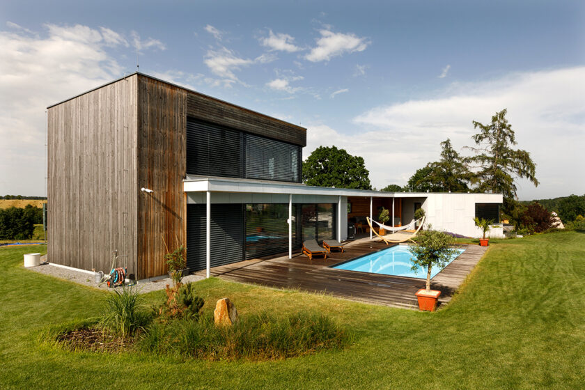 Moderná drevostavba s drevenou fasádou a bazénom ako ekologické riešenie bývania
