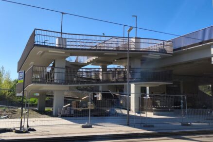 Kladenie dlažby na konečnej zastávke električky Južné mesto