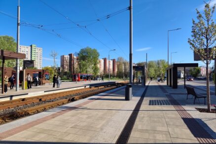 Združená zastávka pre autobusy a električky na Farského v Bratislave-Petržalke