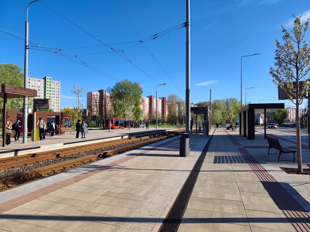 Združená zastávka pre autobusy a električky na Farského v Bratislave-Petržalke Združená zastávka pre autobusy a električky na Farského v Bratislave-Petržalke