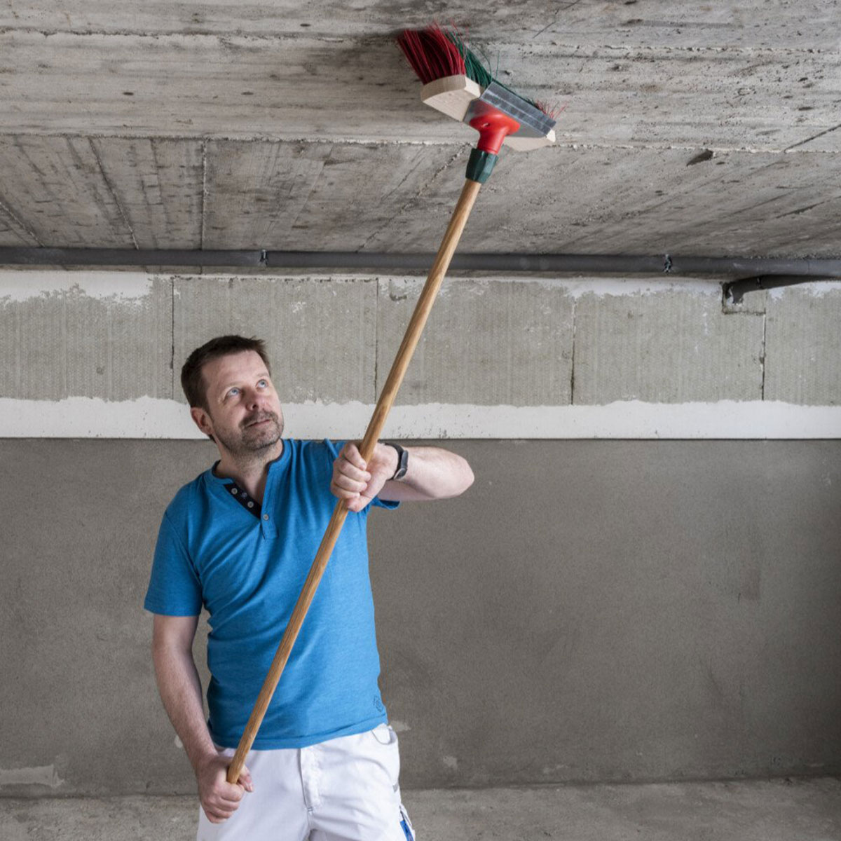 01. Očistenie povrchu
Metlou sa odstránia zo stropnej konštrukcie všetky nečistoty a uvoľnené časti.
