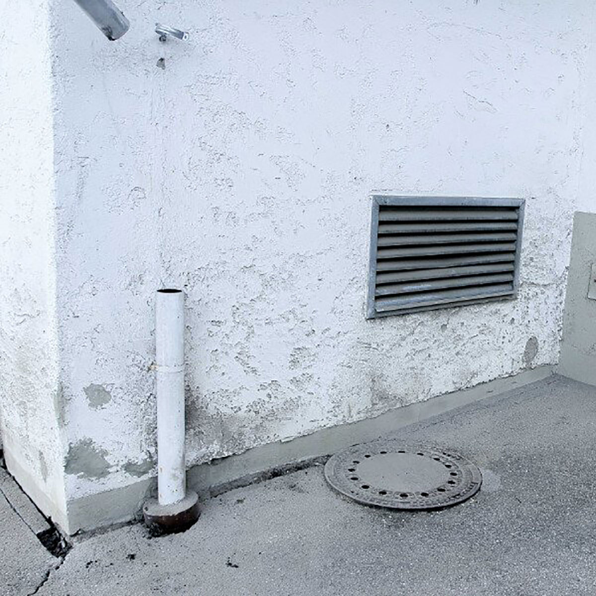 01. Obhliadka in situ
Pred výberom vhodného sanačného systému je potrebné realizovať obhliadku muriva a zistiť zdroj vlhkosti.