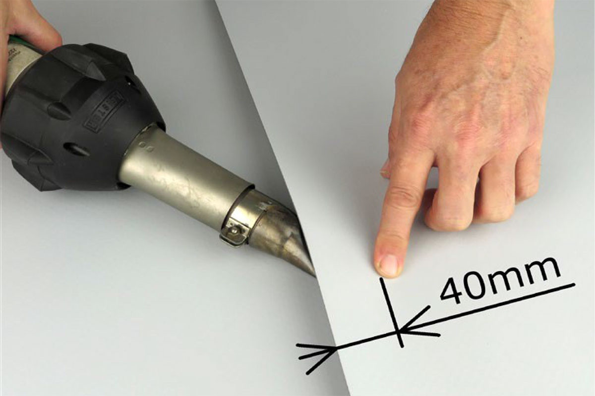 01. Bodové zvary
Preložené pásy fólie s presahom min. 50 mm sa najskôr vzájomne zafixujú bodovými (pozičnými) zvarmi, ktoré sa realizujú vo vzájomnej vzdialenosti približne 400 mm. Tým sa zabráni posunutiu pásov fólie pri zváraní. 