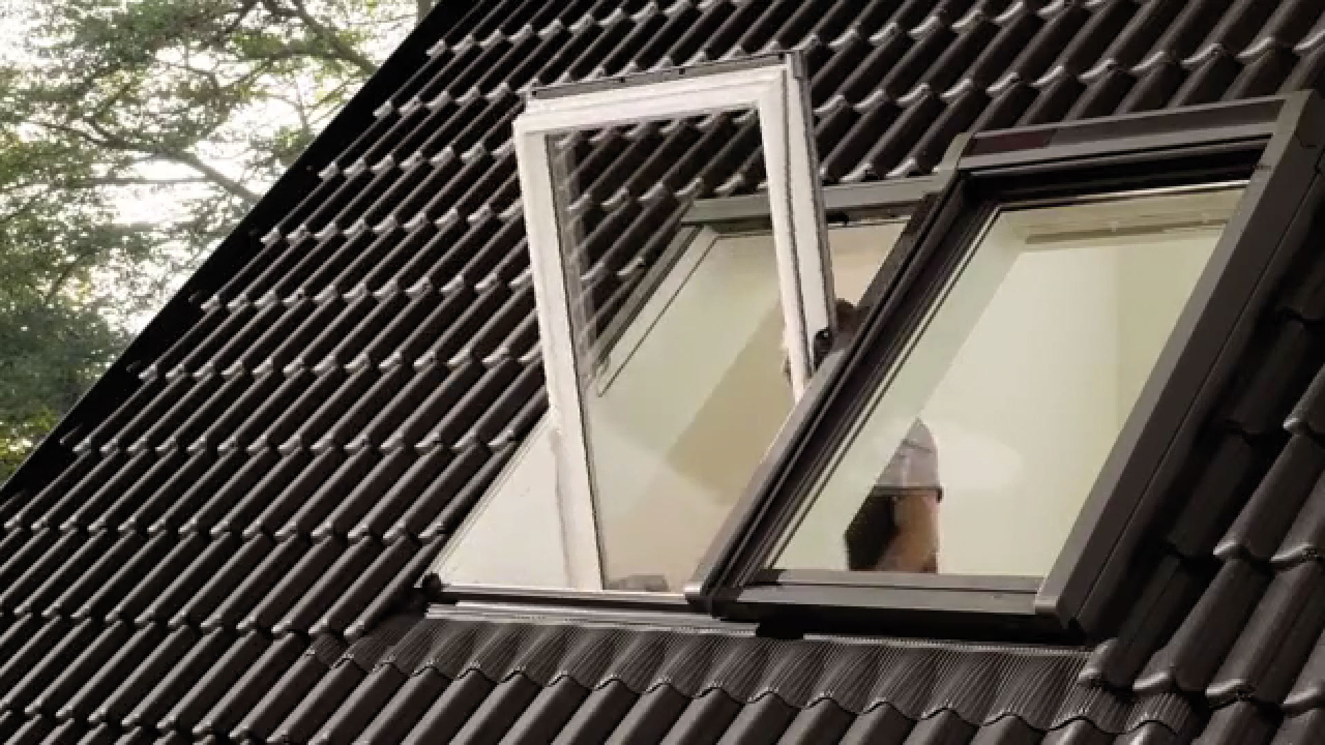 Hrubá stavba v detaile: Montáž solárne napájanej markízy na strešné okno Hrubá stavba v detaile: Montáž solárne napájanej markízy na strešné okno