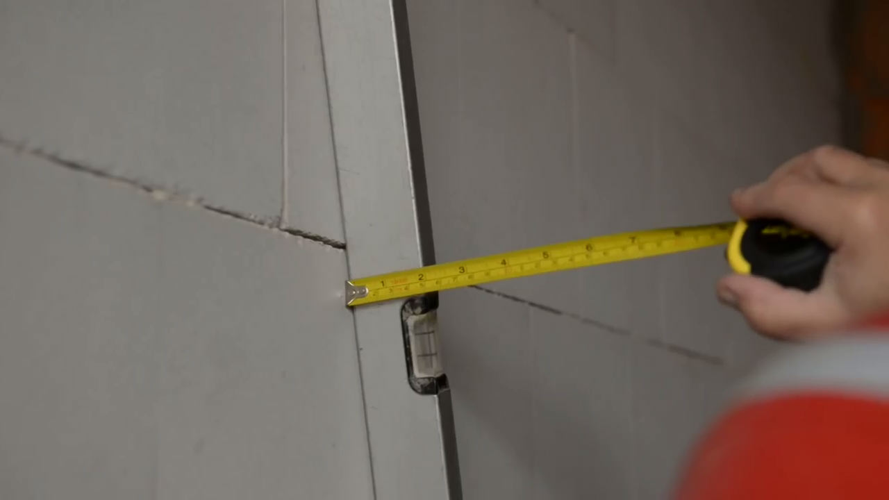 02. Rovnosť podkladu
Odchýlka rovnosti podkladu by nemala byť väčšia ako 20 mm na meter. Zistí sa dvojmetrovou hliníkovou latou a metrom.