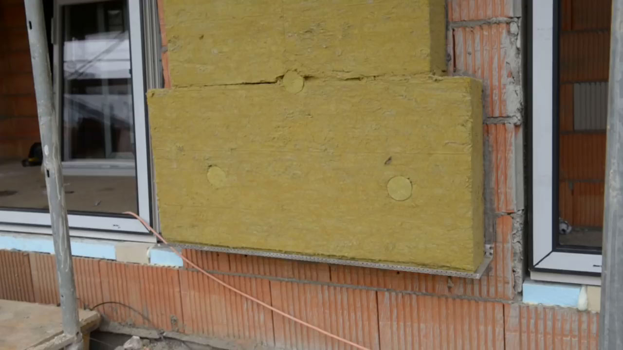 03. Založenie systému
Tepelnoizolačný systém sa založí do zakladacích alebo soklových profilov. Tie sa osadia v predpísanej výške nad terénom, min. 600 mm. Tepelnoizolačné dosky sa lepia odspodu smerom nahor.