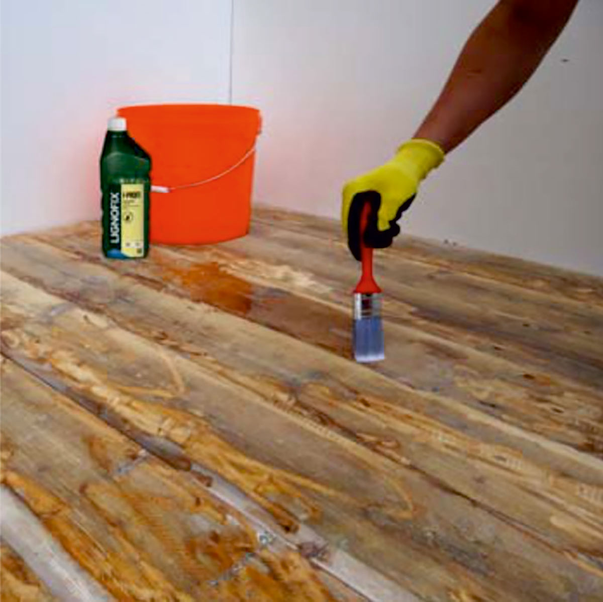 Aplikačný postup: Renovácia starej drevenej podlahy s nášľapnou vrstvou z koberca Aplikačný postup: Renovácia starej drevenej podlahy s nášľapnou vrstvou z koberca
