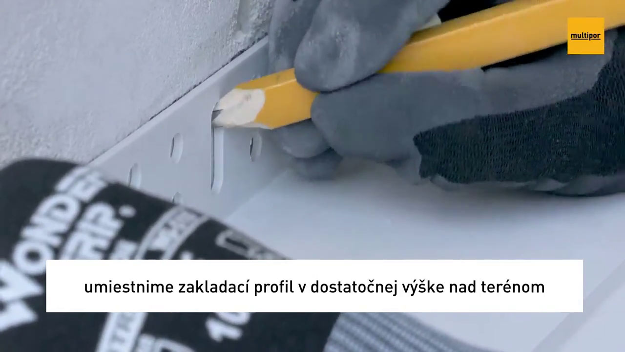 03. Vyznačenie otvorov
Zakladací profil sa priloží na obvodovú stenu vo vyznačenej výške a vyznačia sa miesta na predvŕtanie otvorov pre upevňovacie zatĺkacie hmoždinky so skrutkami.