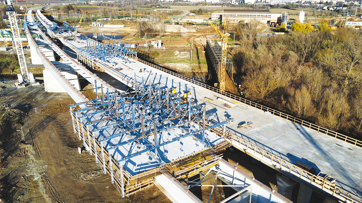 Obr. 4 Doka-spriahnuté debniace vozíky pri výstavbe D1 Říkovice – Přerov, SO 209 Obr. 4 Doka-spriahnuté debniace vozíky pri výstavbe D1 Říkovice – Přerov, SO 209