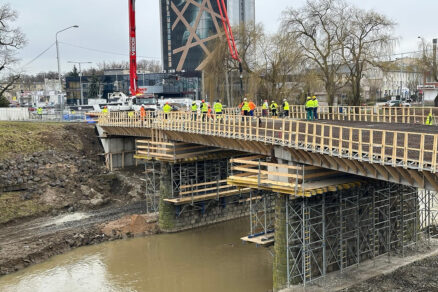 Rekonštrukcia Stráňanského mosta v Michalovciach sa realizovala pomocou podperný systém Staxo 100 a špeciálnych plošín.