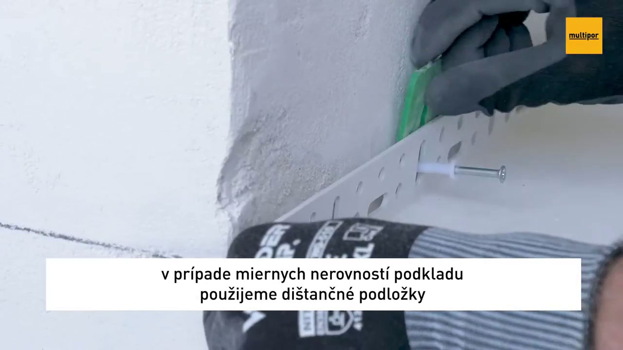 06. Vyrovnanie nerovností
Ak je podklad nerovný, nerovnosti sa vyrovnajú vložením dištančných podložiek za zakladací profil. 