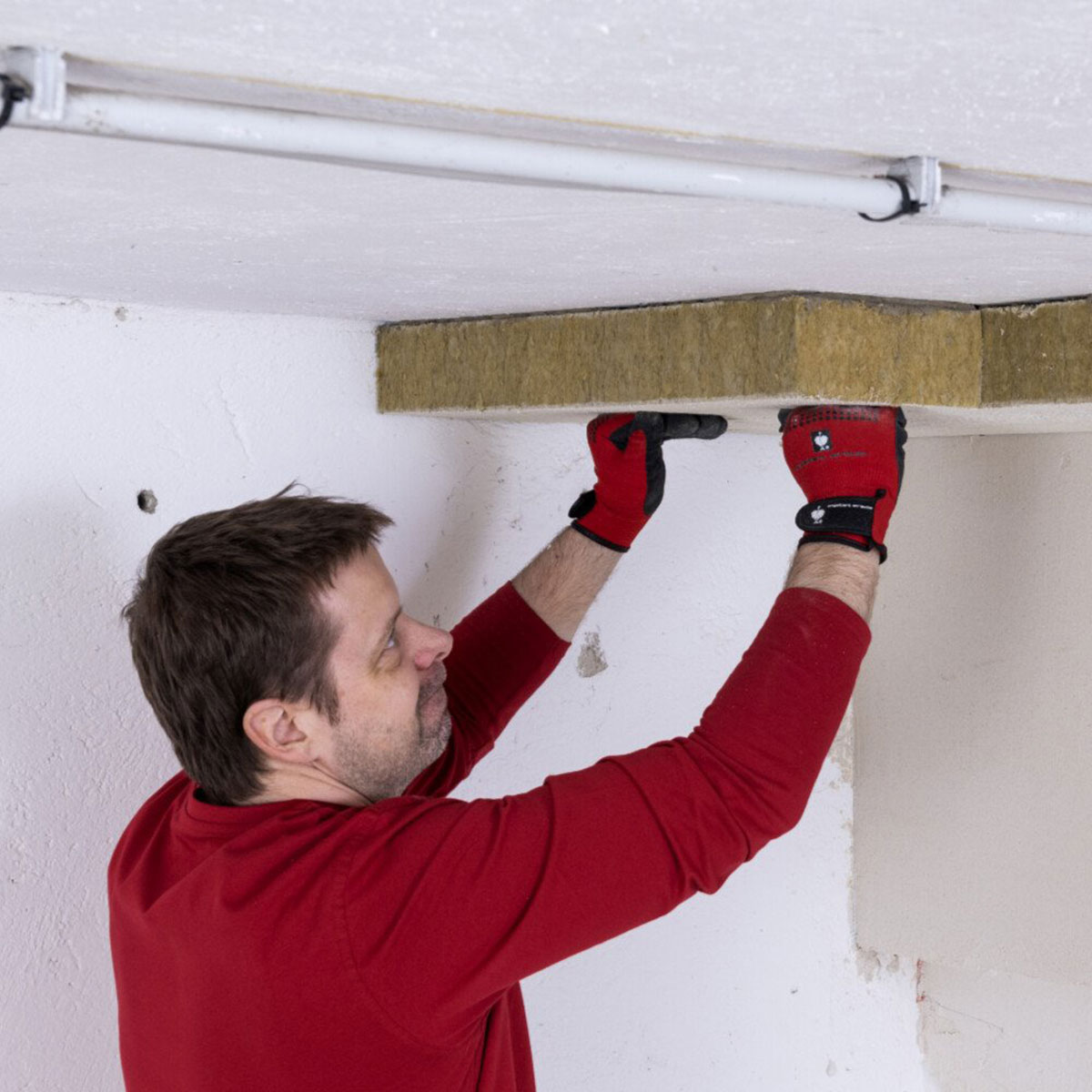 11. Pritlačenie na podklad
Tepelnoizolačnú dosku pritláčať rovnomerne po celej ploche. Ak sú použité lamely so zrezanými hranami, odporúča sa použiť na pritláčanie penové hladidlo.