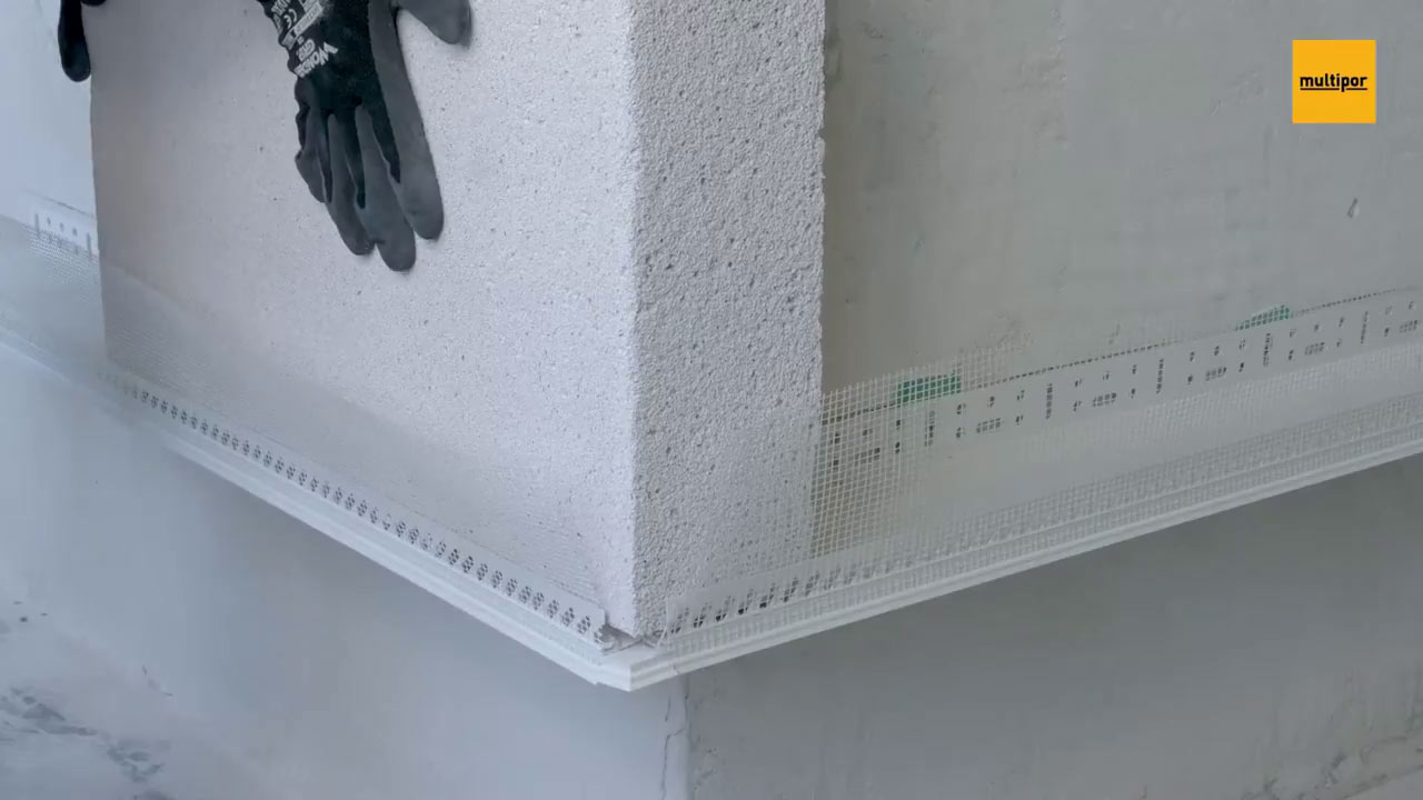 12. Nalepenie tepelnoizolačnej dosky
Tepelnoizolačná doska sa položí na zakladací profil a posunie sa 20 až 30 mm do boku, kolmo na smer nanesenia ľahkej malty zubovým hladidlom.