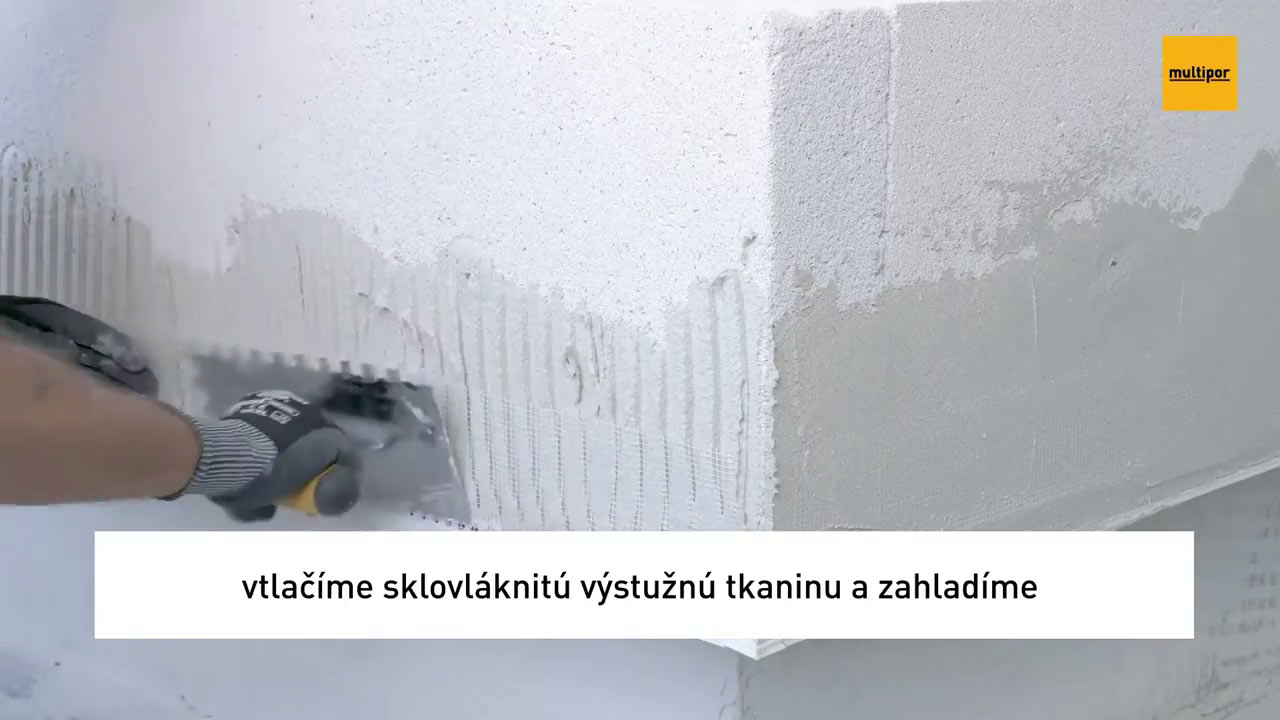 19. Vtlačenie sieťoviny do malty
Výstužná sklovláknitá sieťovina sa hladidlom vtlačí do čerstvej vrstvy ľahkej malty.