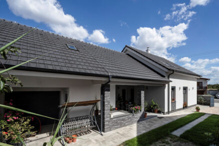 Rodinný dom s keramickou strechou navrhnutou pre dlhú životnosť a nízku údržbu.
