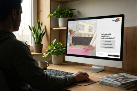 Online kvíz o zateplení domu zobrazený na počítači v interiéri